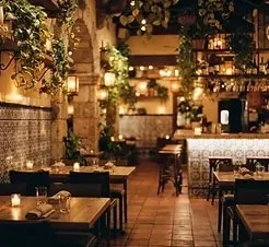 Salle à manger chaleureuse, carrelage et plantes suspendues